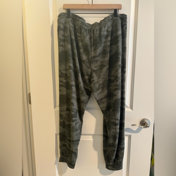 Camo Super Soft Cozy Jogger Pant - Picture 3 of 9